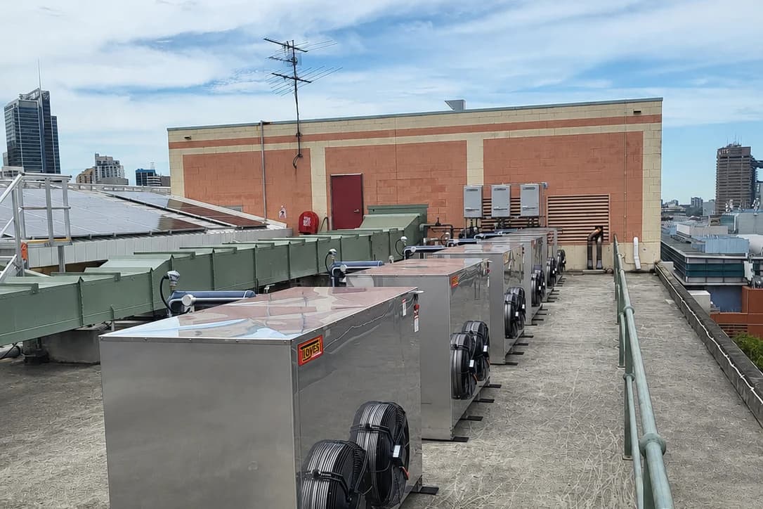Commercial rooftop heat-pump array on dry plant deck